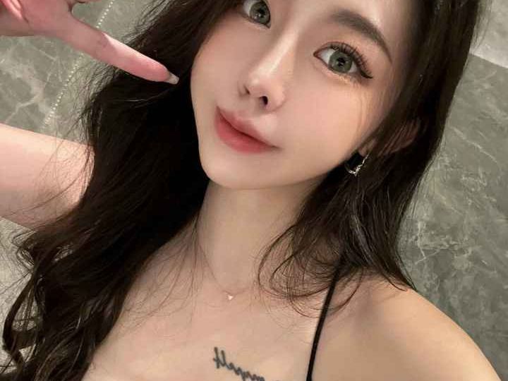 Attractive Malay woman in black lace top. Girl Malay Escort.
